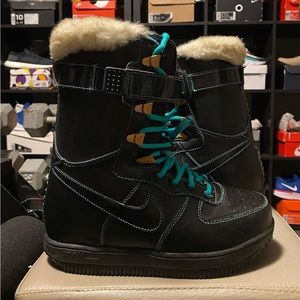 Womens Nike Snowboard Boots - Zoom Force 1 - Black / Teal / Fur size 7 US womens